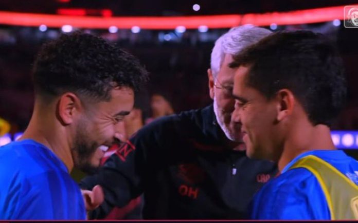 William e Fagner foram filmados rindo junto de Odair Hellmann, técnico do Athletico-PR, após derrota do Cruzeiro