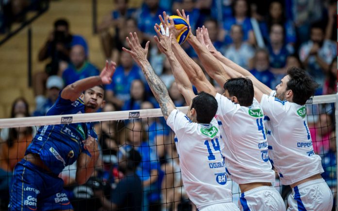 Trio do Sada Cruzeiro tenta bloquear ataque de Adriano, do Campinas