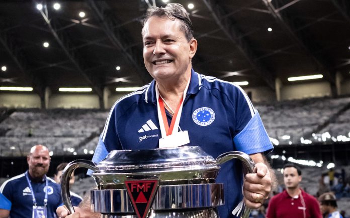 Pedrinho posa para foto com a taça do Mineiro