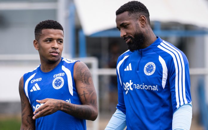 Arroyo e Gerson em treino na Toca (Foto: Gustavo Aleixo/Cruzeiro)