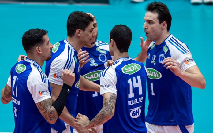 Jogadores do Sada Cruzeiro comemoram ponto diante do Praia (Foto: Agência i7/Sada Cruzeiro)
