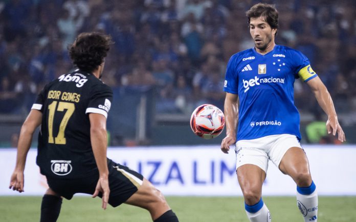 Lucas Silva em clássico contra o Atlético-MG, no Mineirão