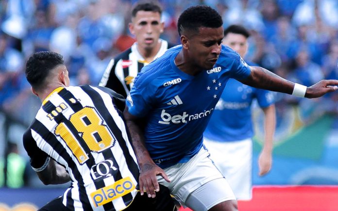 Arroyo, atacante do Cruzeiro, em jogada com Igor Vinícius, do Santos