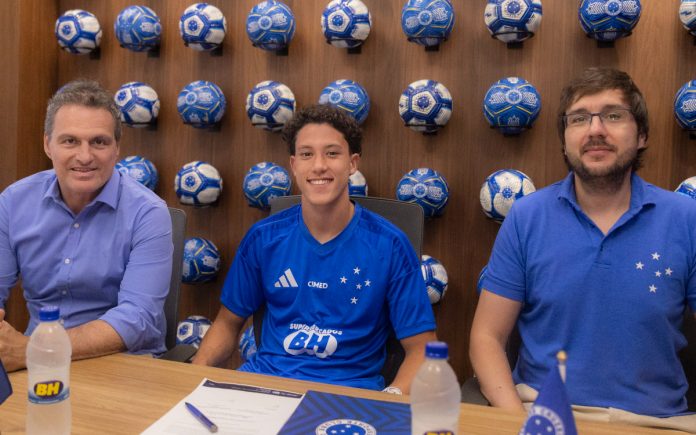 Felipe Morais ao lado de Bruno Spindel e Joaquim Pinto (Foto: Divulgação/Cruzeiro)