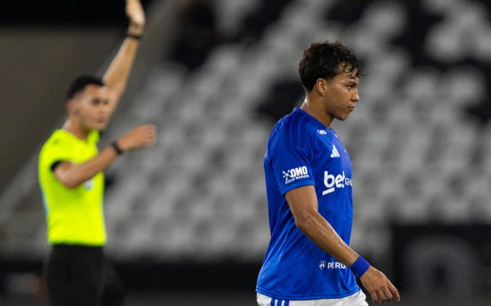Kaio Jorge em jogo contra o Botafogo; Candançan ao fundo