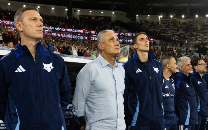 Tite e comissão técnica no Maracanã (Foto: Thais Magalhães/Cruzeiro)