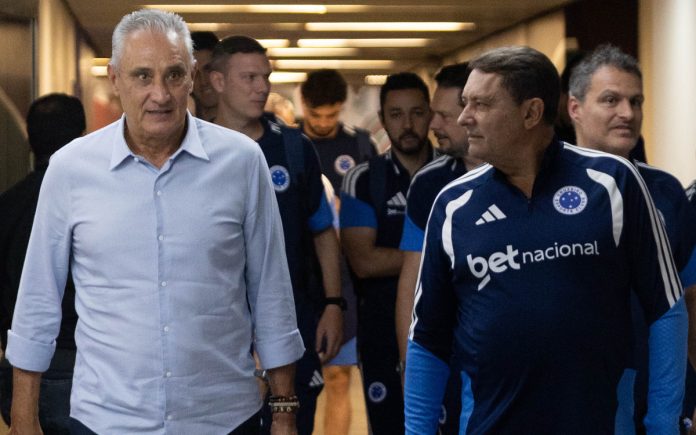 Tite e Pedrinho no Maracanã (Foto: Thais Magalhães/Cruzeiro)