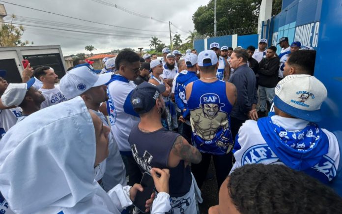 Máfia Azul, na porta do CT do Cruzeiro