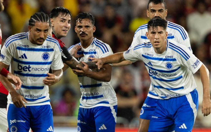 Jogadores do Cruzeiro no duelo com o Flamengo (Foto: Thais Magalhães/Cruzeiro)