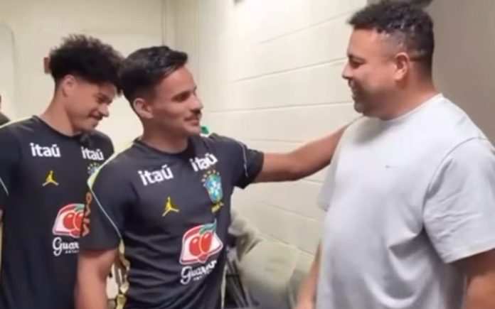 Kaiki em contato com Ronaldo no vestiário da Seleção Brasileira