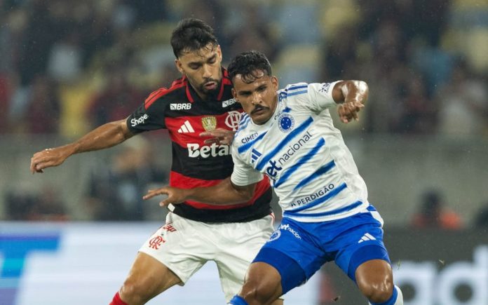 paquetákaikiflamengoxcruzeiro Kaiki em jogada com Lucas Paquetá, do Flamengo