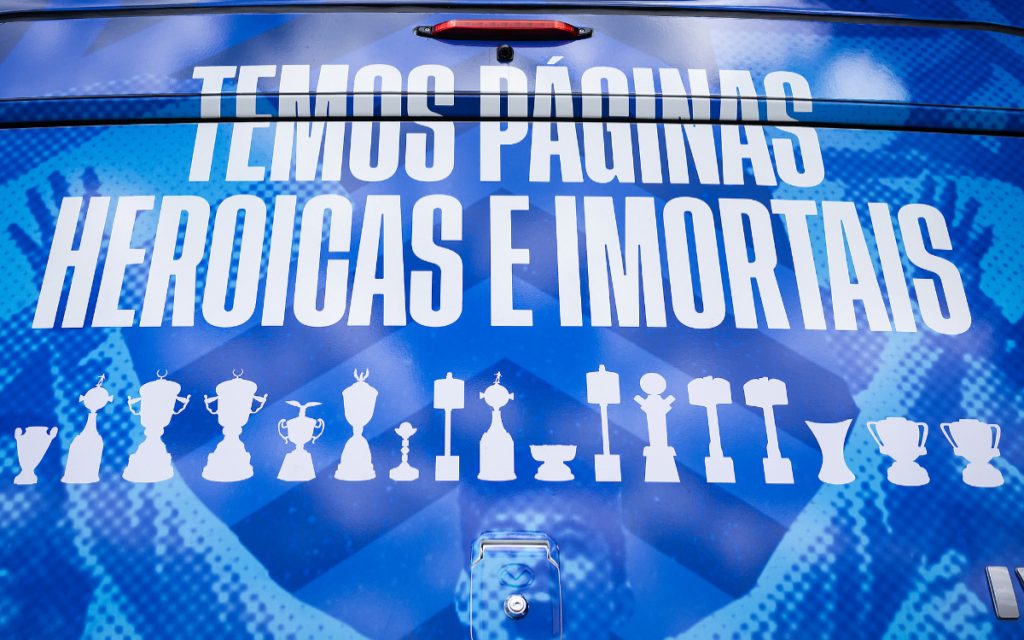 Traseira do ônibus do Cruzeiro destaca os principais troféus do clube