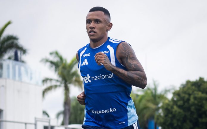 Marquinhos faz corrida em gramado da Toca II