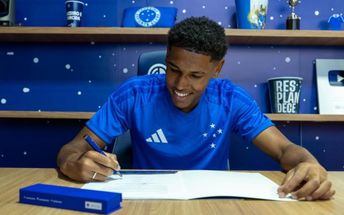 Alessandro, meio-campista do Cruzeiro, renovou até 2028 (Foto: Pedro Carvalho/Cruzeiro)