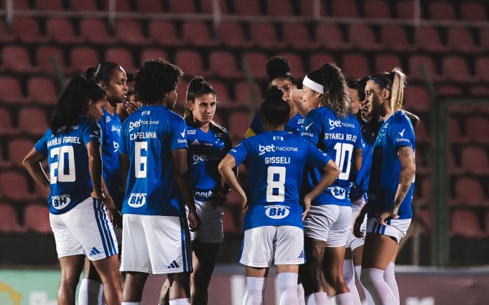 Elenco do Cruzeiro Feminino, na Arena do Jacaré (Foto: Gustavo Martins/Cruzeiro)