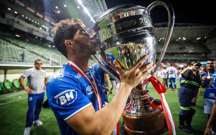 Lucas Silva beija taça do Mineiro de 2019, no Independência