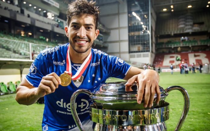 Lucas Silva posa com medalha e troféu do Mineiro, em 2019