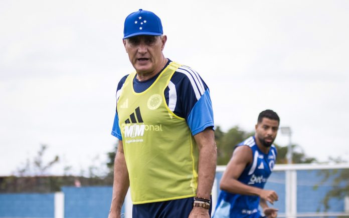 Tite em treino do Cruzeiro na Toca II