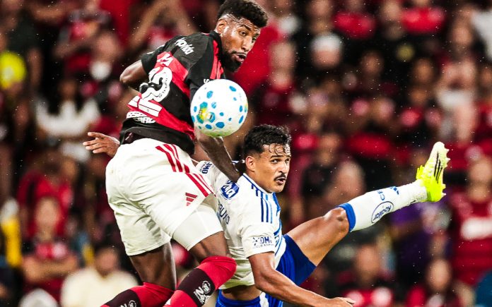 Kaiki em disputa de bola contra o Flamengo (Foto: Gilvan de Souza/Flamengo)