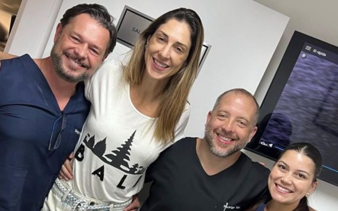 Rodrigo Vaz (à dir.) de Carol Gattaz, em 2023