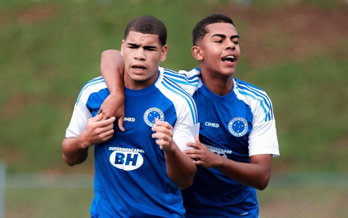 Thaylon (à esq.) marcou um dos gols na vitória sobre o Goiás