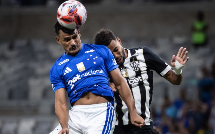 Kaiki e Renan Lodi disputam bola em clássico no Mineirão (Foto: Gustavo Aleixo/Cruzeiro)