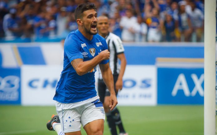 Arrascaeta comemora gol do título em final de 2018 contra o Atlético-MG