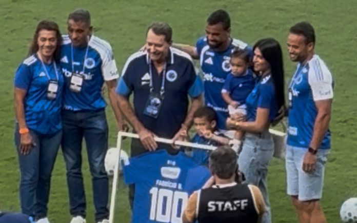 Fabrício Bruno, homenageado por Pedrinho ao lado de familiares