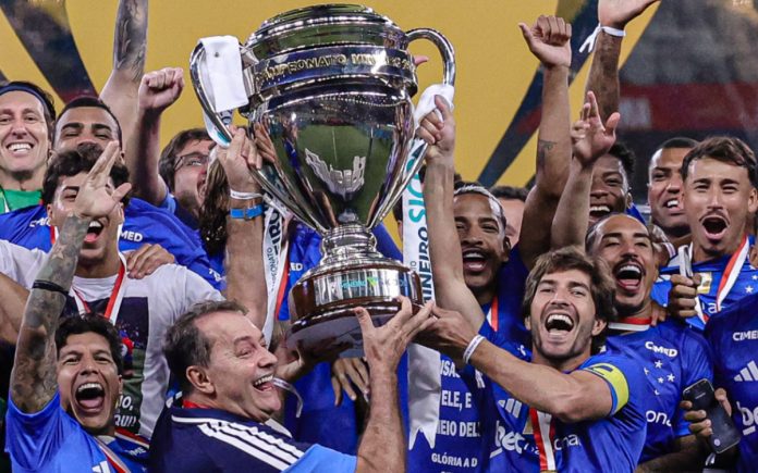 Lucas Silva com a taça do Campeonato Mineiro (Foto: Divulgação/FMF)