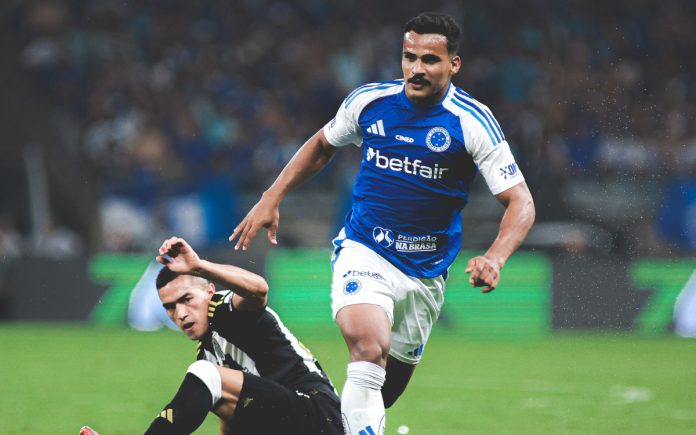 Kaiki em jogada contra Cuello, no Mineirão, em 2025