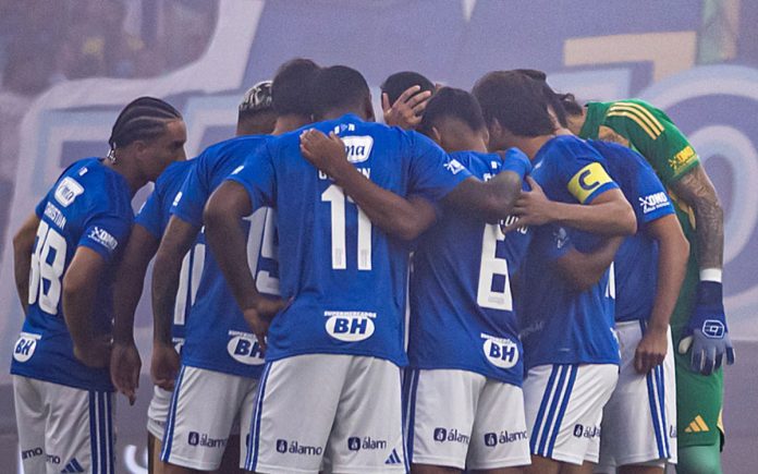 Time do Cruzeiro reunido em campo no Mineirão (Foto: Gustavo Aleixo/Cruzeiro)