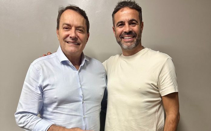 Artur Jorge posou para foto ao lado de Pedro Lourenço, em BH