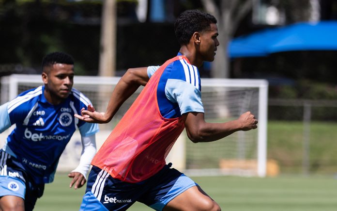William Fernando em treino na Toca da Raposa ll (Foto: Gustavo Aleixo/Cruzeiro)
