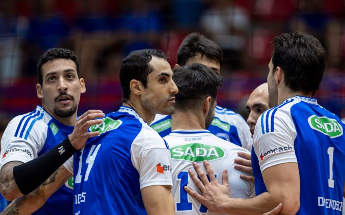 Elenco do Sada Cruzeiro contra o Guarulhos, pela Copa Brasil (Foto: Agência i7/Sada Cruzeiro)