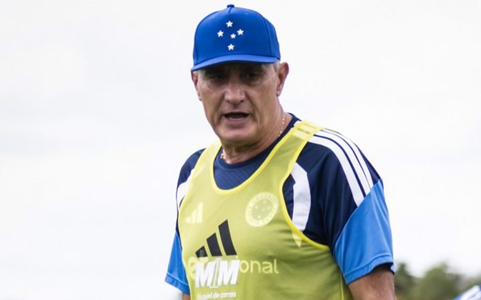 Tite em treino do Cruzeiro na Toca da Raposa II, em BH