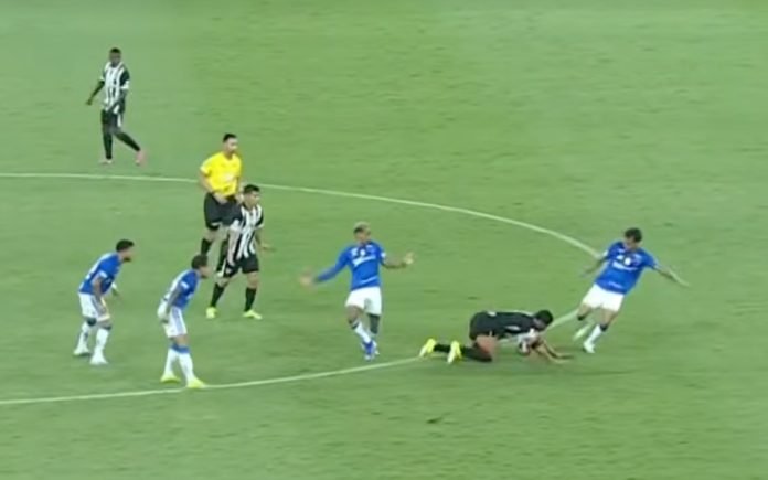 kaiojorgetraumapécruzeiro Kaio Jorge sofreu trauma no pé direito no 2º tempo do clássico