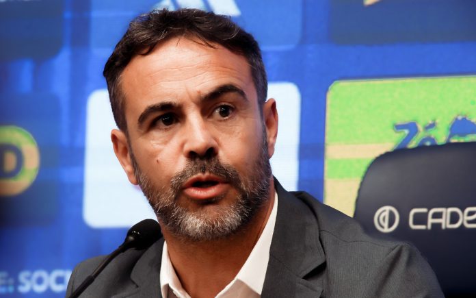 Artur Jorge foi apresentado pelo Cruzeiro nesta quarta (25)