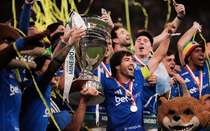Jogadores comemorando o título Mineiro do Cruzeiro