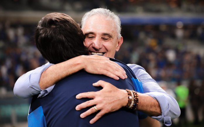 Tite abraça Joaquim Pinto após conquista do Mineiro pelo Cruzeiro