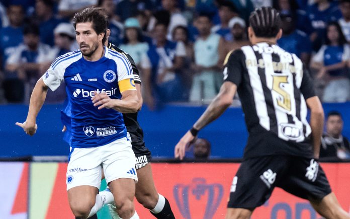 Lucas Silva em ação no clássico (Foto: Gustavo Aleixo/Cruzeiro)