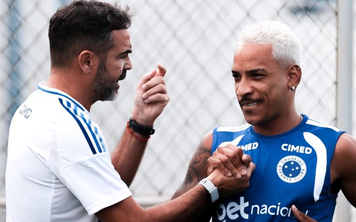 Artur Jorge cumprimenta Matheus Pereira na Toca II
