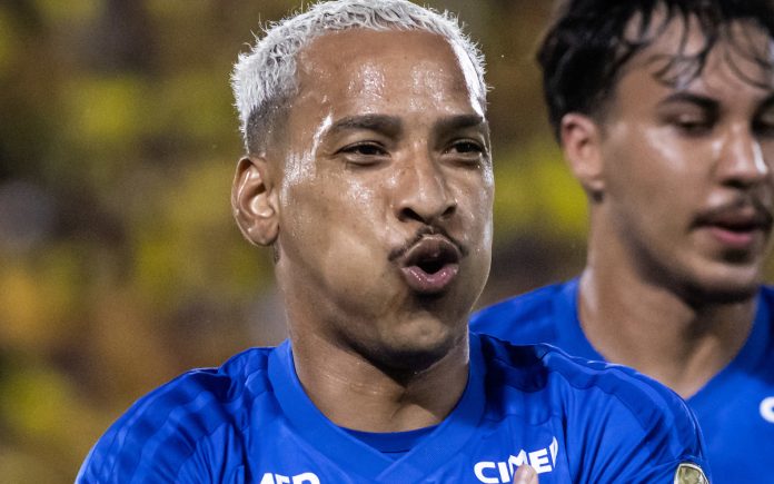 Matheus Pereira celebra gol decisivo contra o Barcelona, no Equador