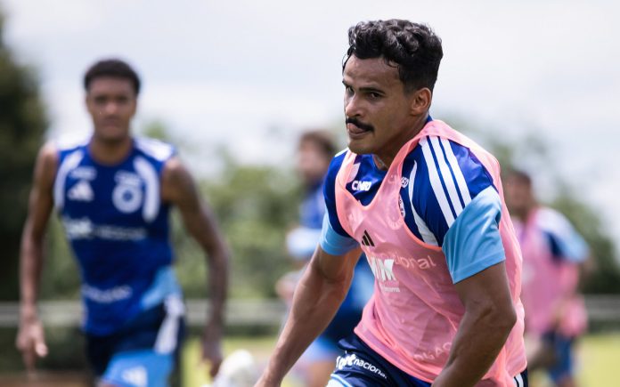 Kaiki, lateral do Cruzeiro, em treino na Toca II
