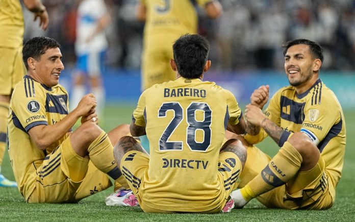 Jogadores do Boca Juniors comemoram gol contra o Universidad Católica