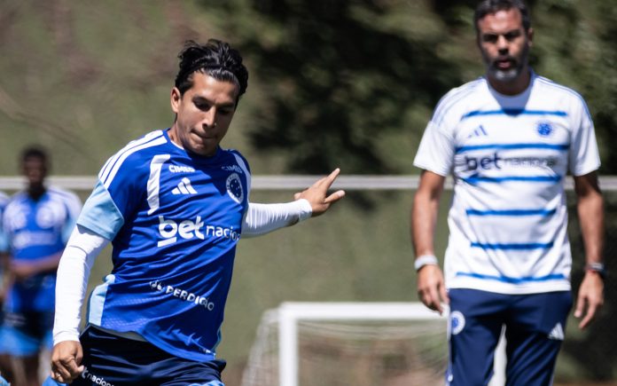 Lucas Romero em treino do Cruzeiro (Foto: Gustavo Martins/Cruzeiro)