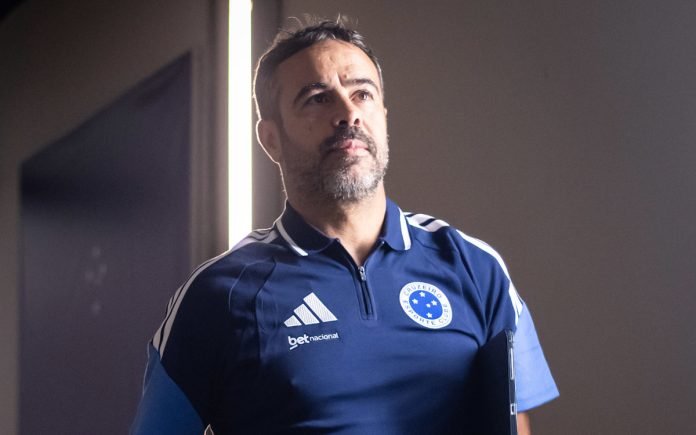 Artur Jorge em chegada ao Mineirão, em BH