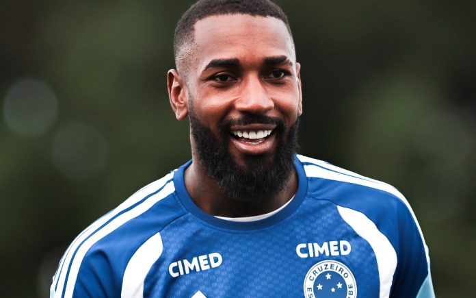 Gerson em treino do Cruzeiro na Toca da Raposa II, em BH