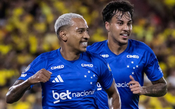 Matheus Pereira comemora gol contra o Barcelona-EQU, em Guayaquil