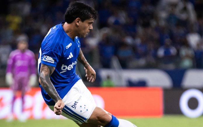 Fagner em vitória contra o Bragantino, no Mineirão