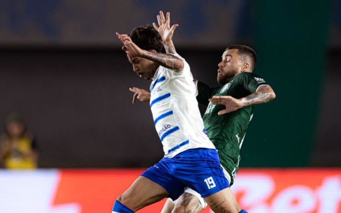 Kaio Jorge divide lance com Lucas Lima, do Goiás